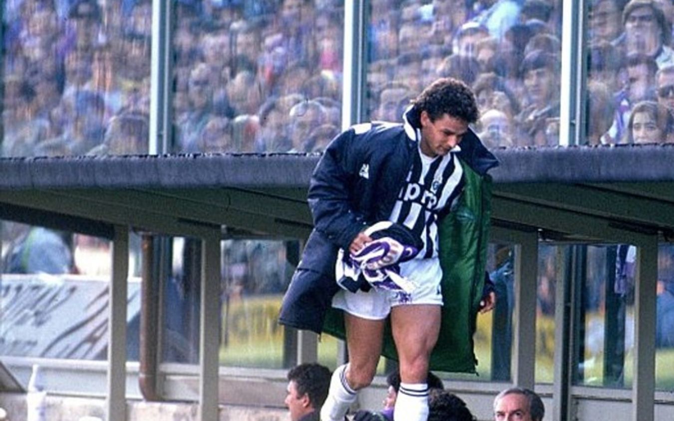 Baggio raccoglie la sciarpa della fiorentina in quel 6 aprile 1991 