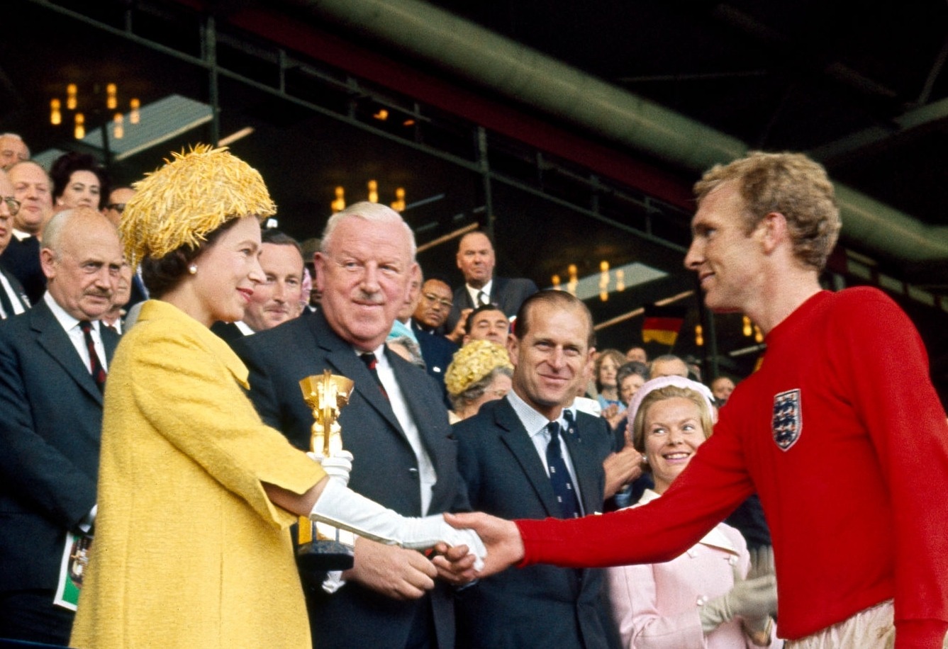 Elisabetta II mentre consegna la Coppa Rimet a Bobby Moore